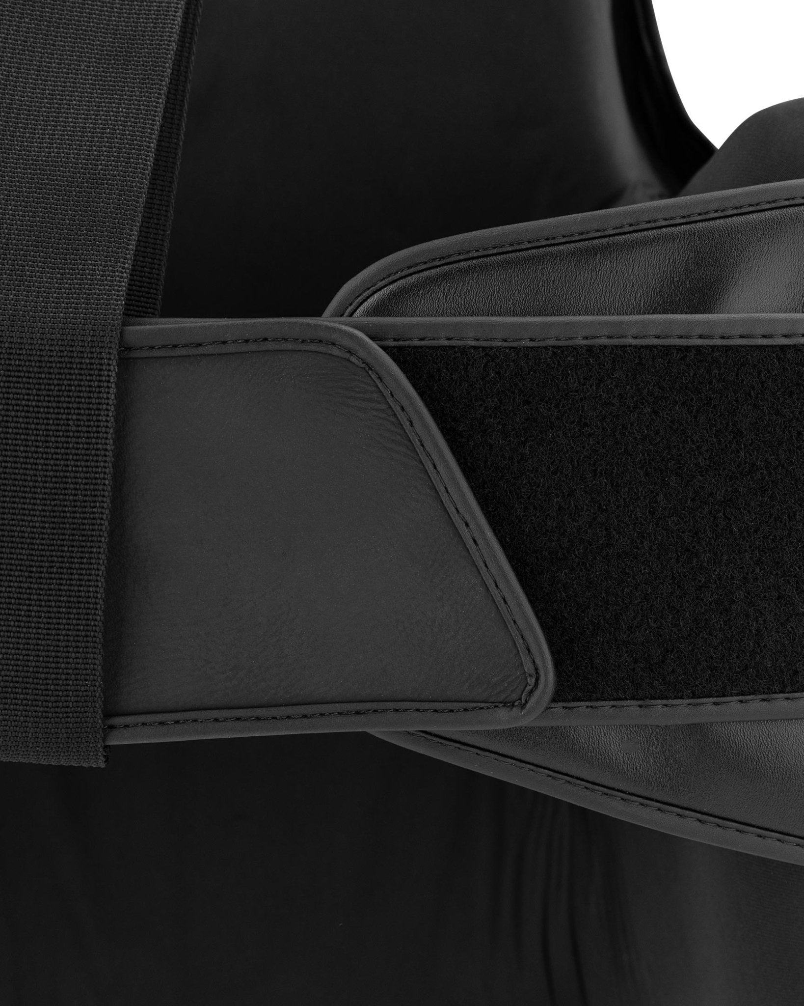Black belly pad strap connection with stitched padded border